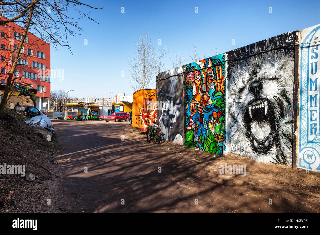 Berlin, Friedrichshain, YAAM, jungen afrikanischen Kunstmarkt. Riverside-Beachclub. Bunte Straße Art Mauern. Sommer-Entertainment-venue.Informal-Business. Stockfoto