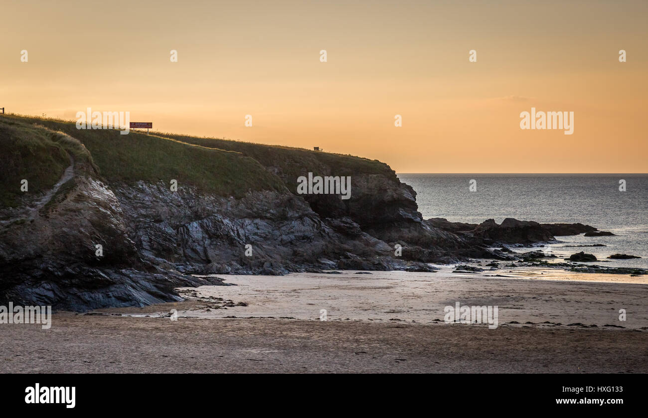 Orange Glanz der Abendsonne an der Treyarnon Bay, Cornwall. 2015. Stockfoto