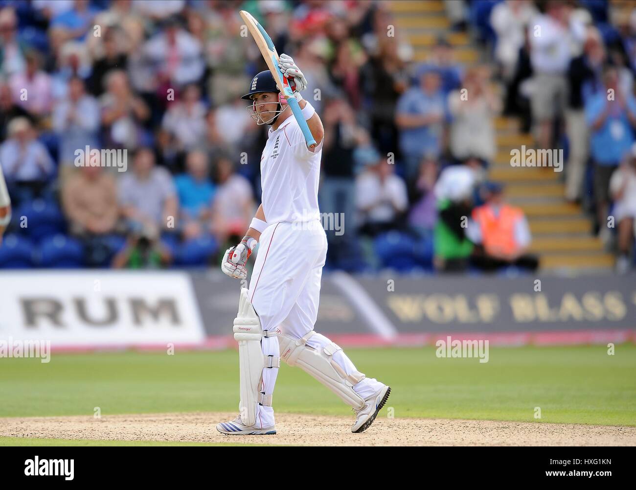 MATT PRIOR feiert 50 ENGLAND V Australien CARDIFF SWALEC Stadion SOPHIA Gärten WALES 8. Juli 2009 Stockfoto