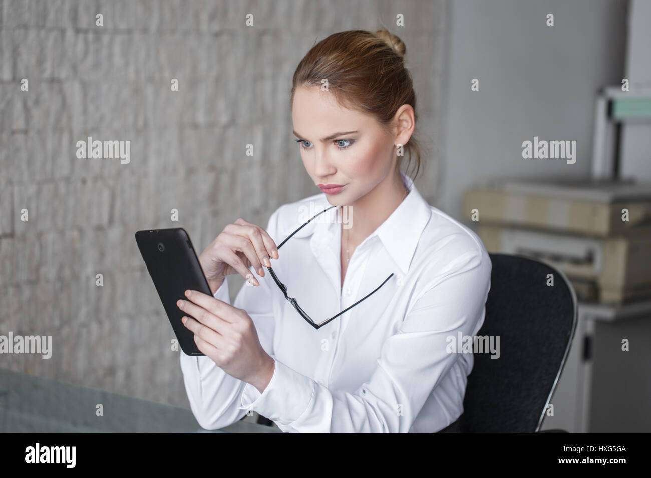 Frustriert Geschäftsfrau auf schlechte Tablet im Büro Stockfoto