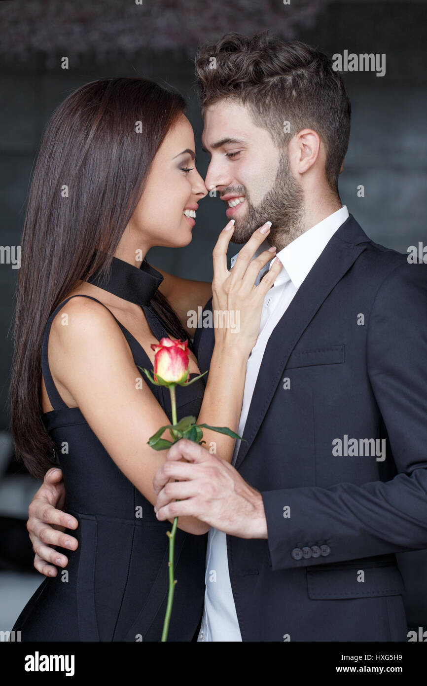 Stilvolle junge Frau verleihen Rose am Valentinstag indoor Stockfoto