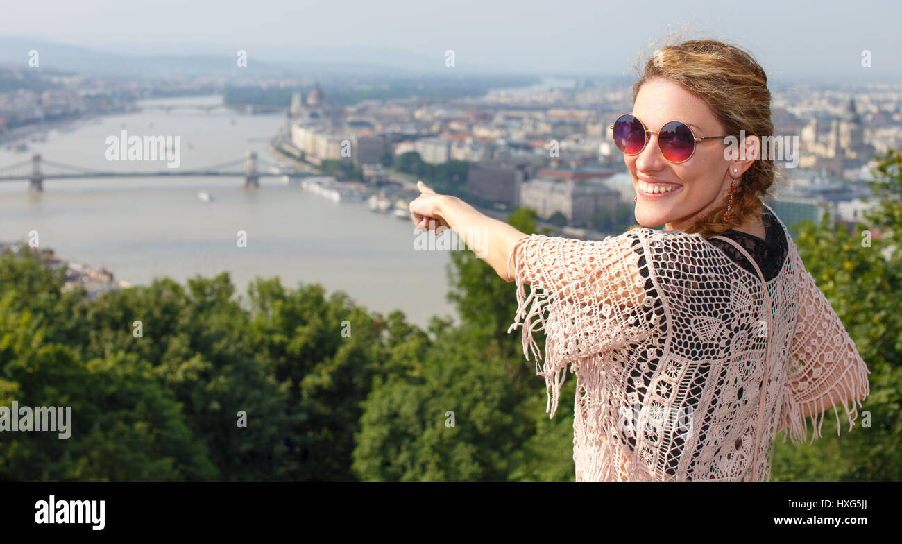 Junge Frau zeigt Panorama von Budapest, Ungarn Stockfoto