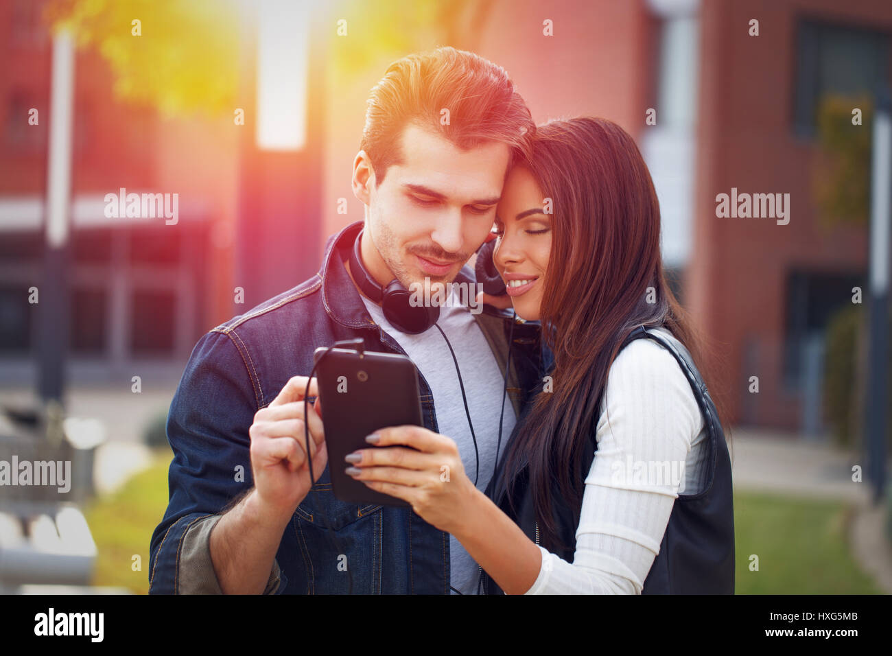 Junges Paar Musik hören durch Tablette während dating Stockfoto