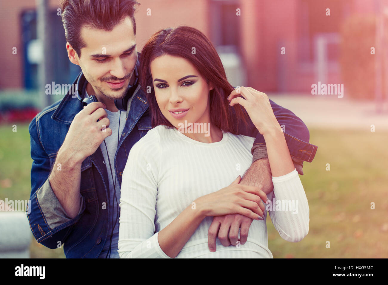 Glücklich trendige junge Coucasian paar in romantische Momente im freien vintage Stockfoto