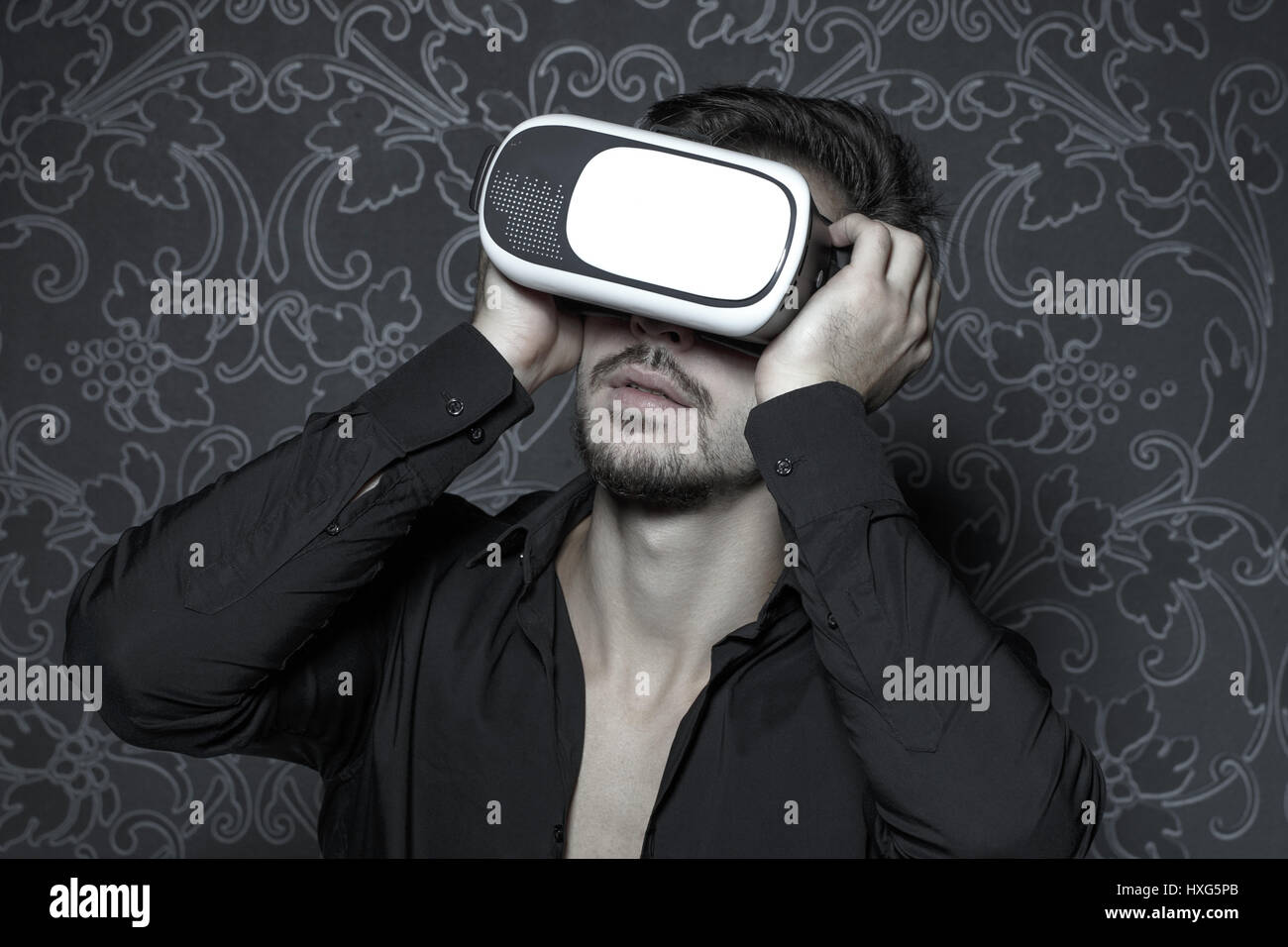 Kaukasischen Jüngling in virtual-Reality-Kopfhörer genießen simulation Stockfoto
