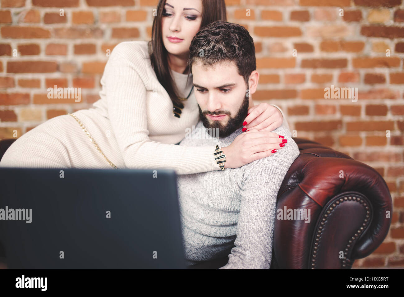 Junges Paar mit Laptop Online-shopping zu Hause Stockfoto