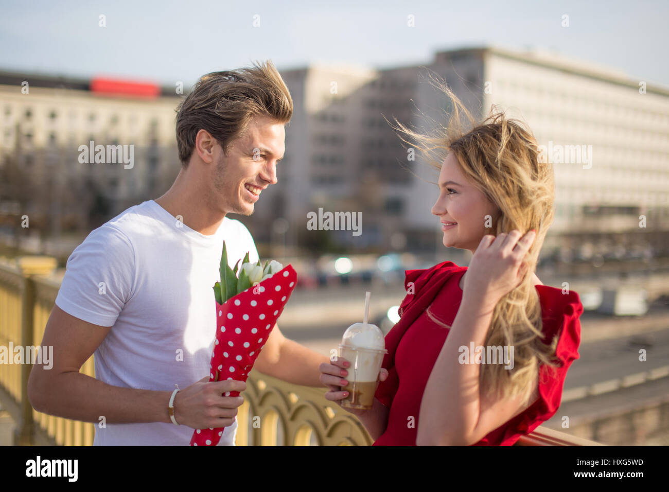 Junges Paar dating am sonnigen Tag im freien Stockfoto