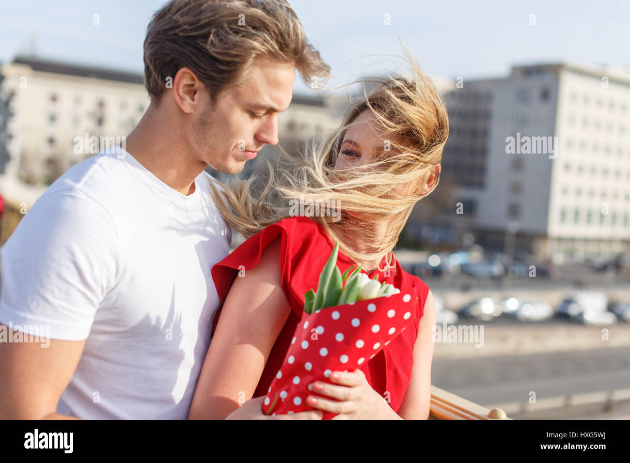 Junges Paar-dating auf Brücke am windigen Frühlingstag Stockfoto