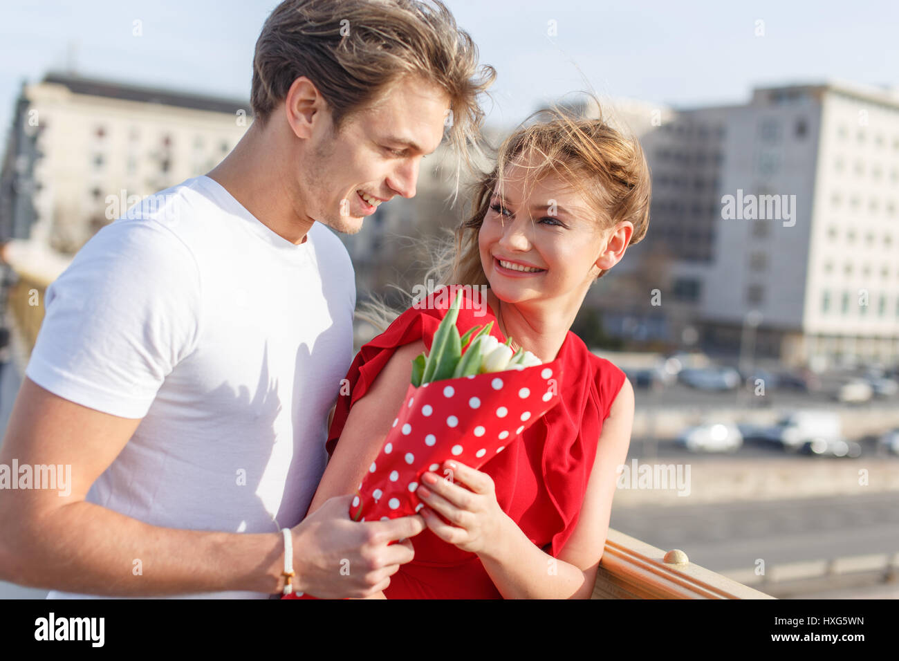 Kaukasische junge Frau, glückliche Paar Bouquet verleihen Stockfoto