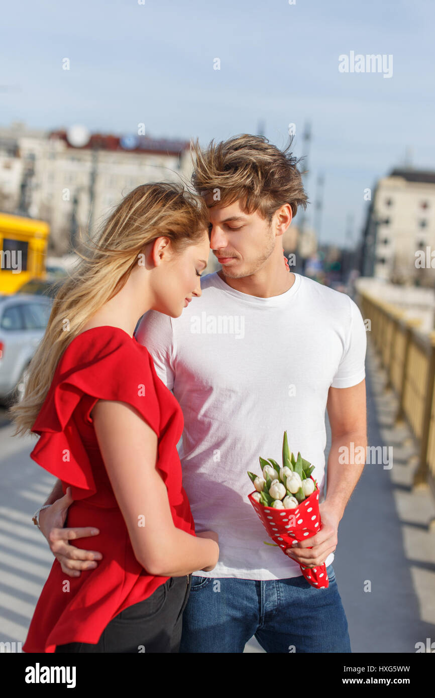 Junges Paar in der Liebe auf die erste Datierung im freien Stockfoto