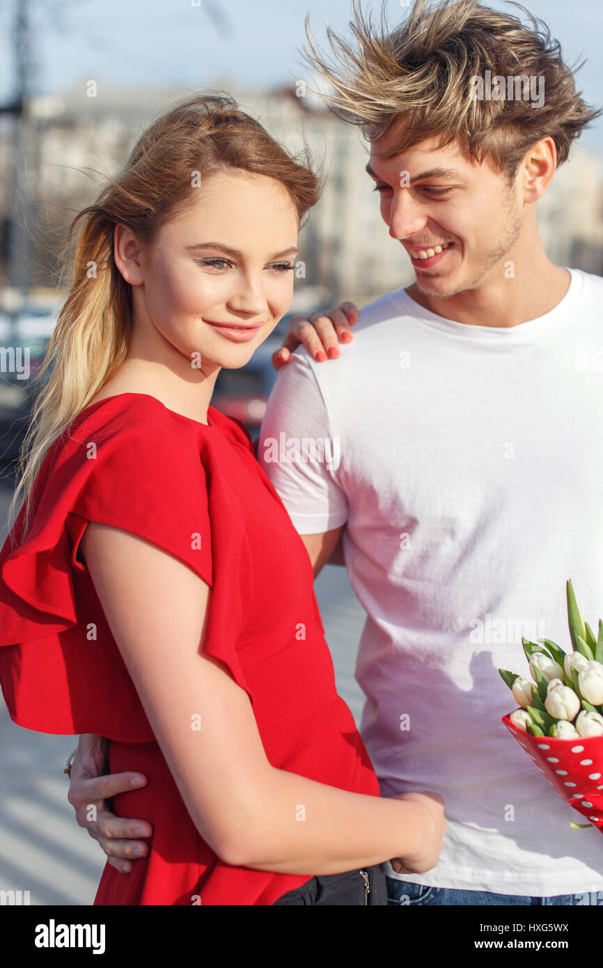 Glückliches junges Paar am ersten Frühling Tag im freien Stockfoto