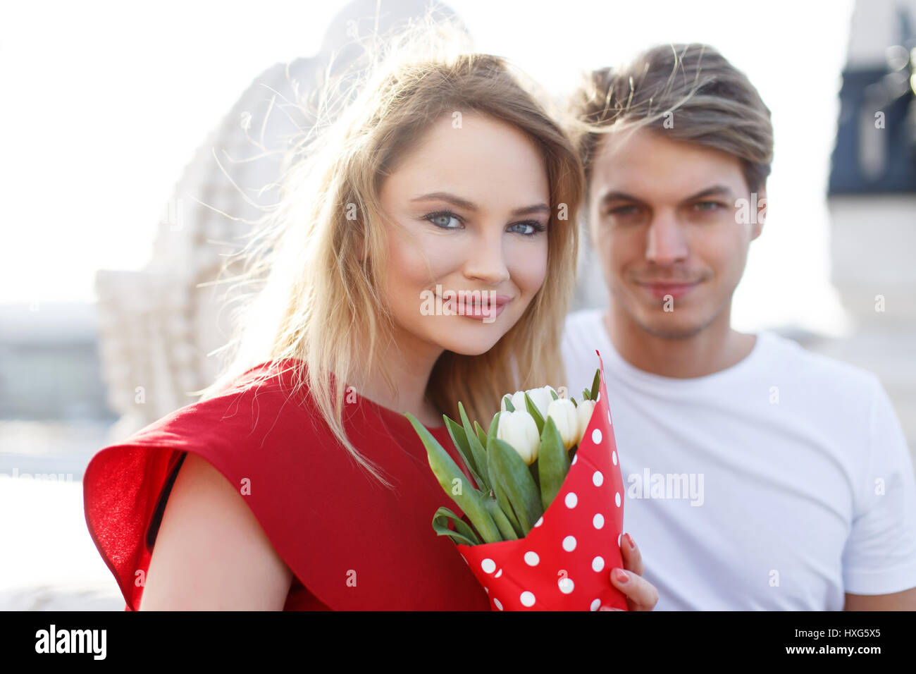 Junge Frau und Mann im ersten Frühjahr Datum Stockfoto