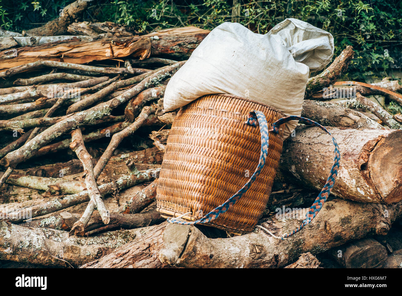 Typische Weidenkorb von vietnamesischen Stämme in den Bergen von Sapa verwendet Stockfoto