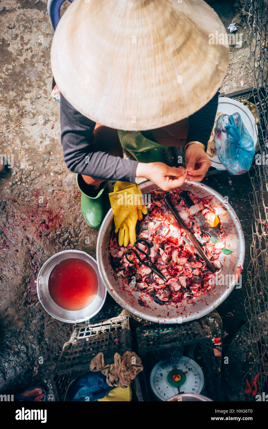 Typische vietnamesische Street Food Markt in Vinh Long. Stockfoto