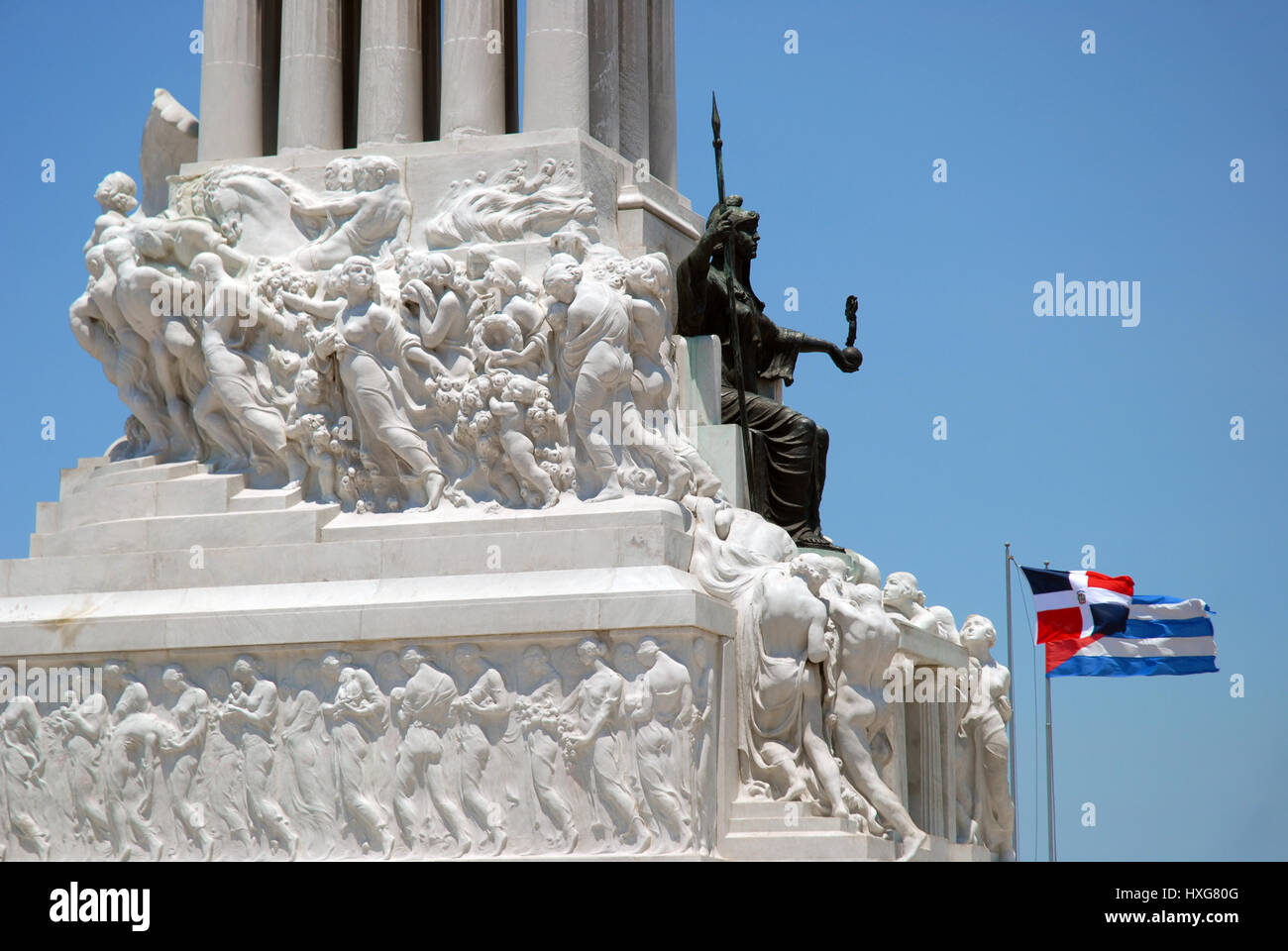 Monument für General Antonio Maceo in Havanna, mit der kubanischen Flagge, die daneben weht, Havanna, Kuba. Stockfoto