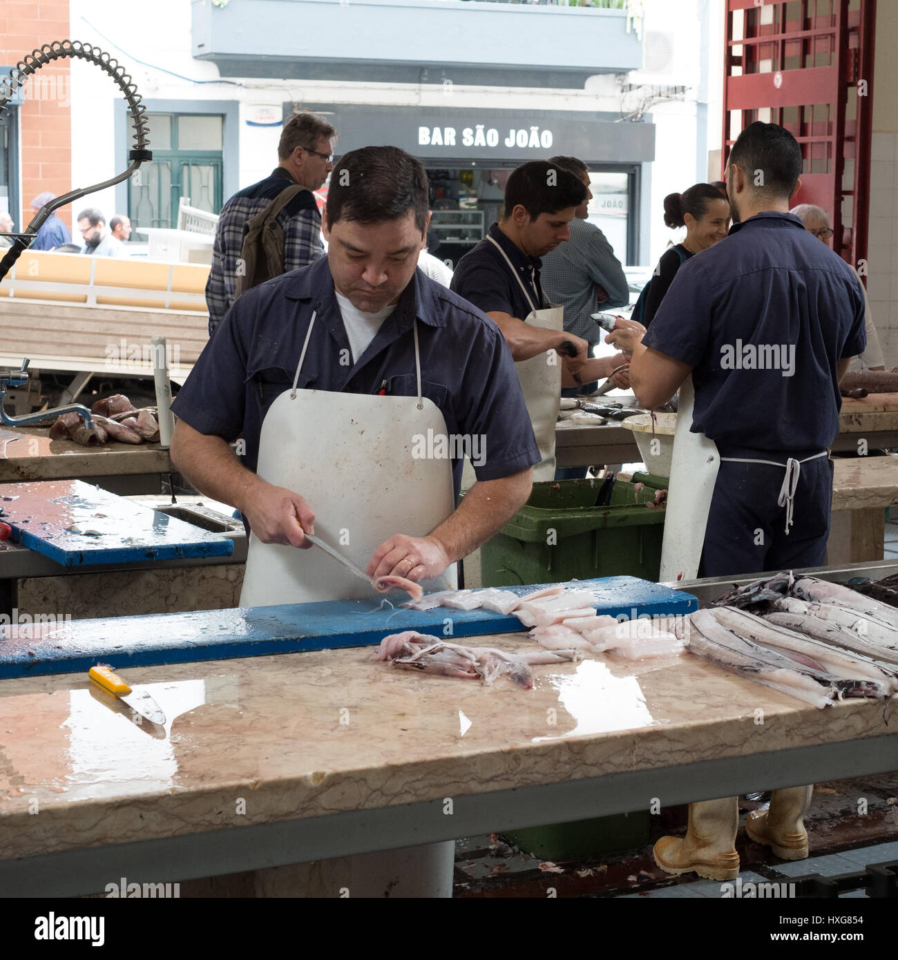 Ein Fischhändler bereitet ein Schwarzer Degenfisch in Filets Verkauf Adie Fischmarkt in Funchal, Madeira Stockfoto