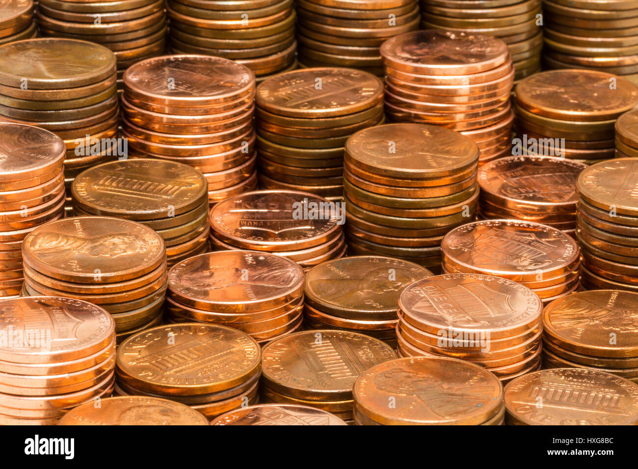 Penny-Stacks - mehrere Stapel von ein paar Cent in verschiedenen Höhen. Stockfoto