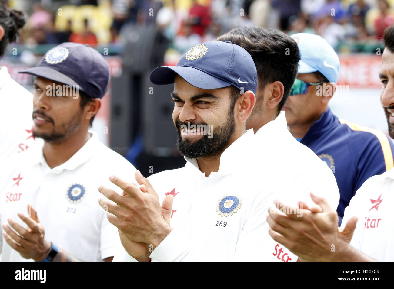 Dharasmhala, Indien. 27. März 2017. Indische Cricket-Team skipper Virat Kohli Aufmunterung während der Preisverleihung Verteilung wie Indien das 4. Testspiel gewann und auch 4 Test-Serie gegen Australien in Dharamshala übereinstimmen. Bildnachweis: Shailesh Bhatnagar/Pacific Press/Alamy Live-Nachrichten Stockfoto