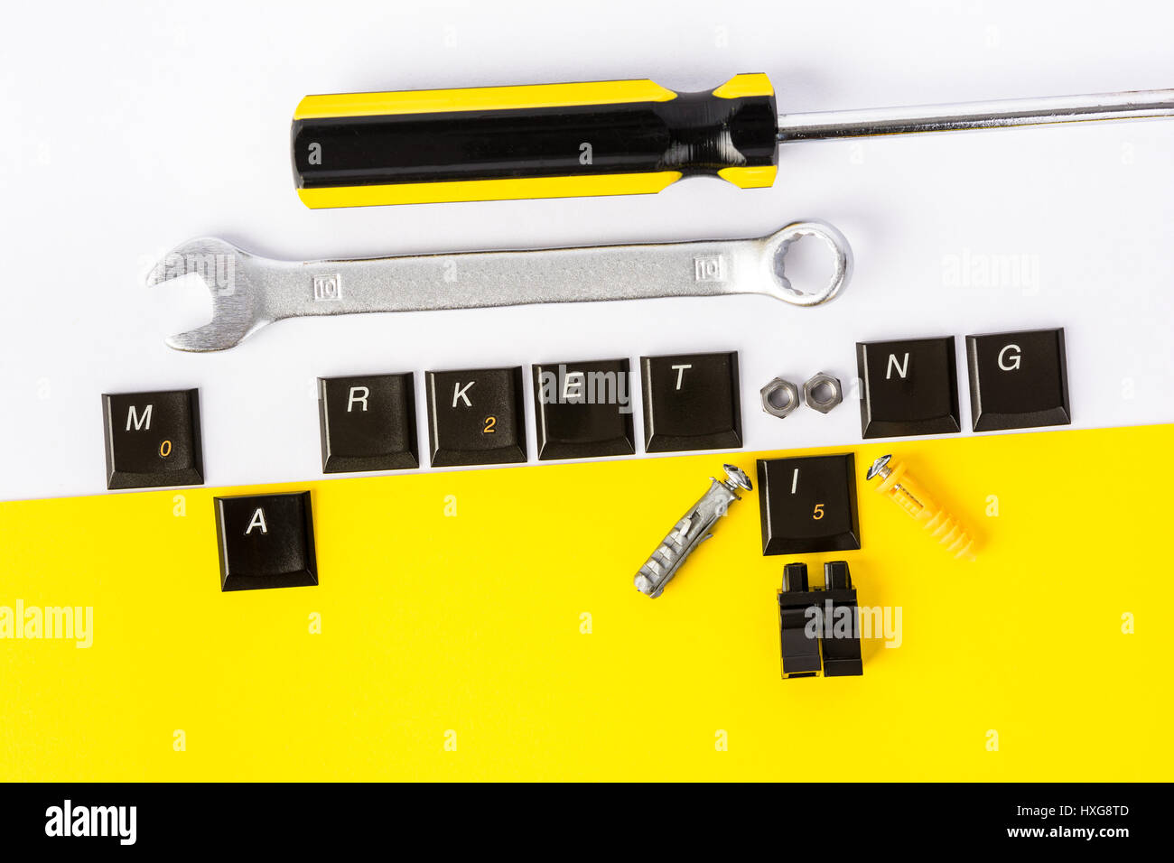 AI Marketingkonzept. Künstliche Intelligenz-Konzept mit Chatbot oder Roboter, Tastatur Schlüssel und Werkzeuge. Stockfoto