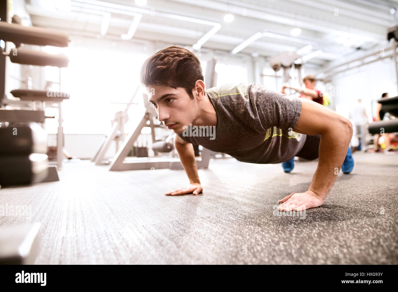 Fit hispanic Mann im Gym Trainings, Push Ups Stockfoto