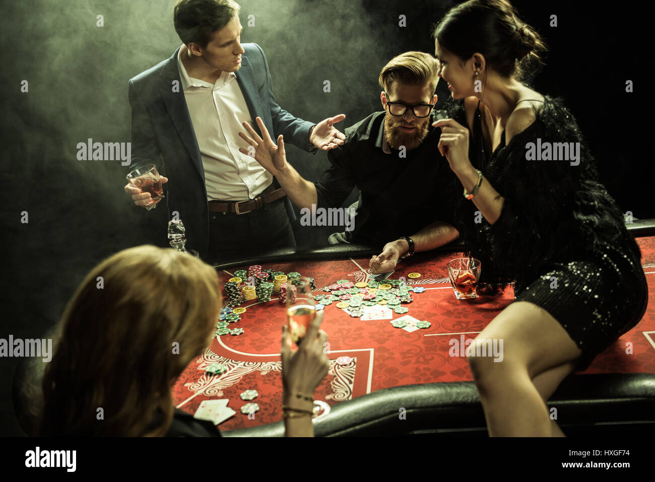 Seitenansicht der Gruppe von Menschen spielen Poker im casino Stockfoto