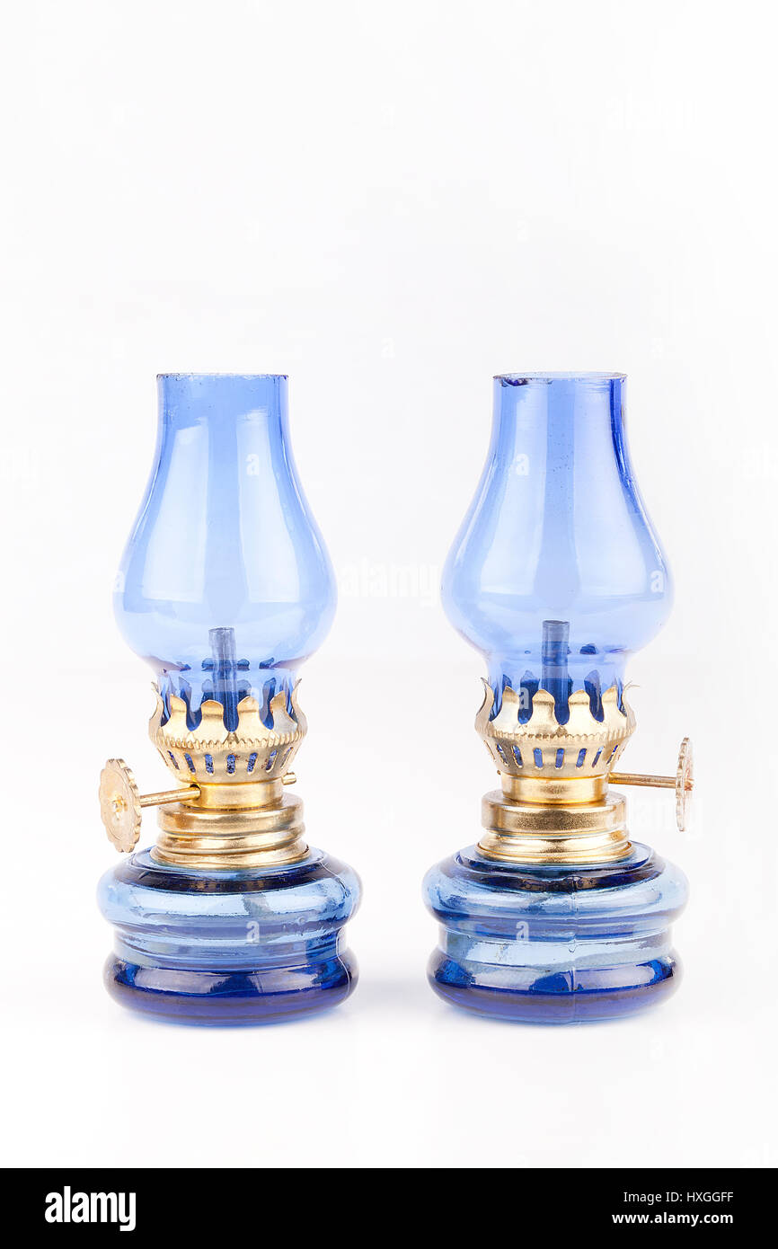 Blaues Vintage Öllampen isoliert auf weißem Hintergrund. Stockfoto