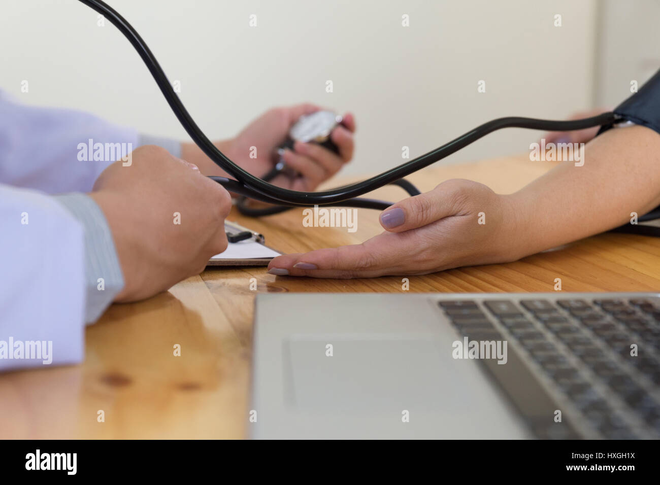 Herr Doktor Überprüfung Frau Patienten arteriellen Blutdruck. Health Care. Stockfoto