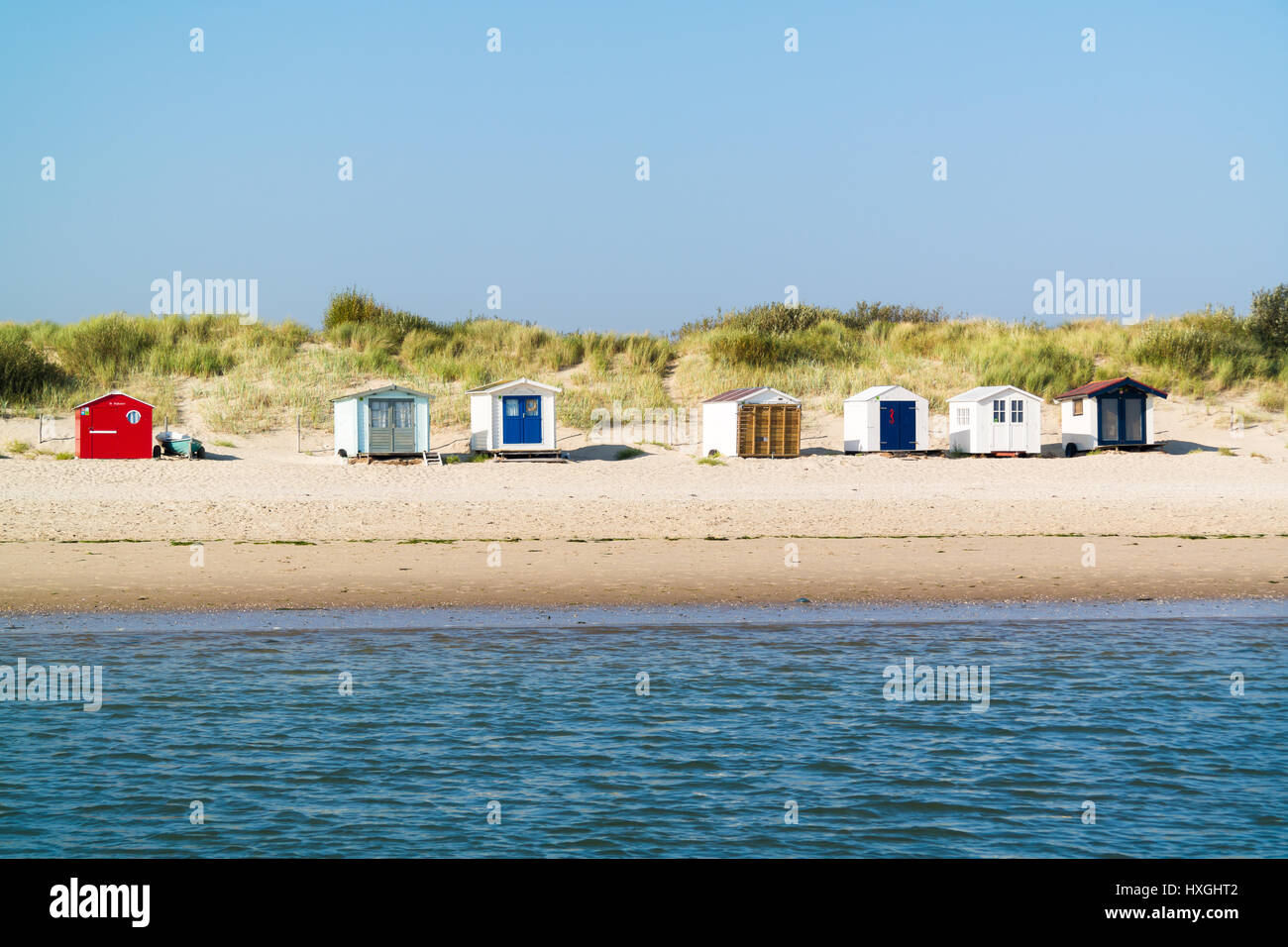 Zeile der Umkleidekabinen am Strand von De Cocksdorp auf West friesischen Wattenmeer Insel Texel, Nordholland, Niederlande Stockfoto