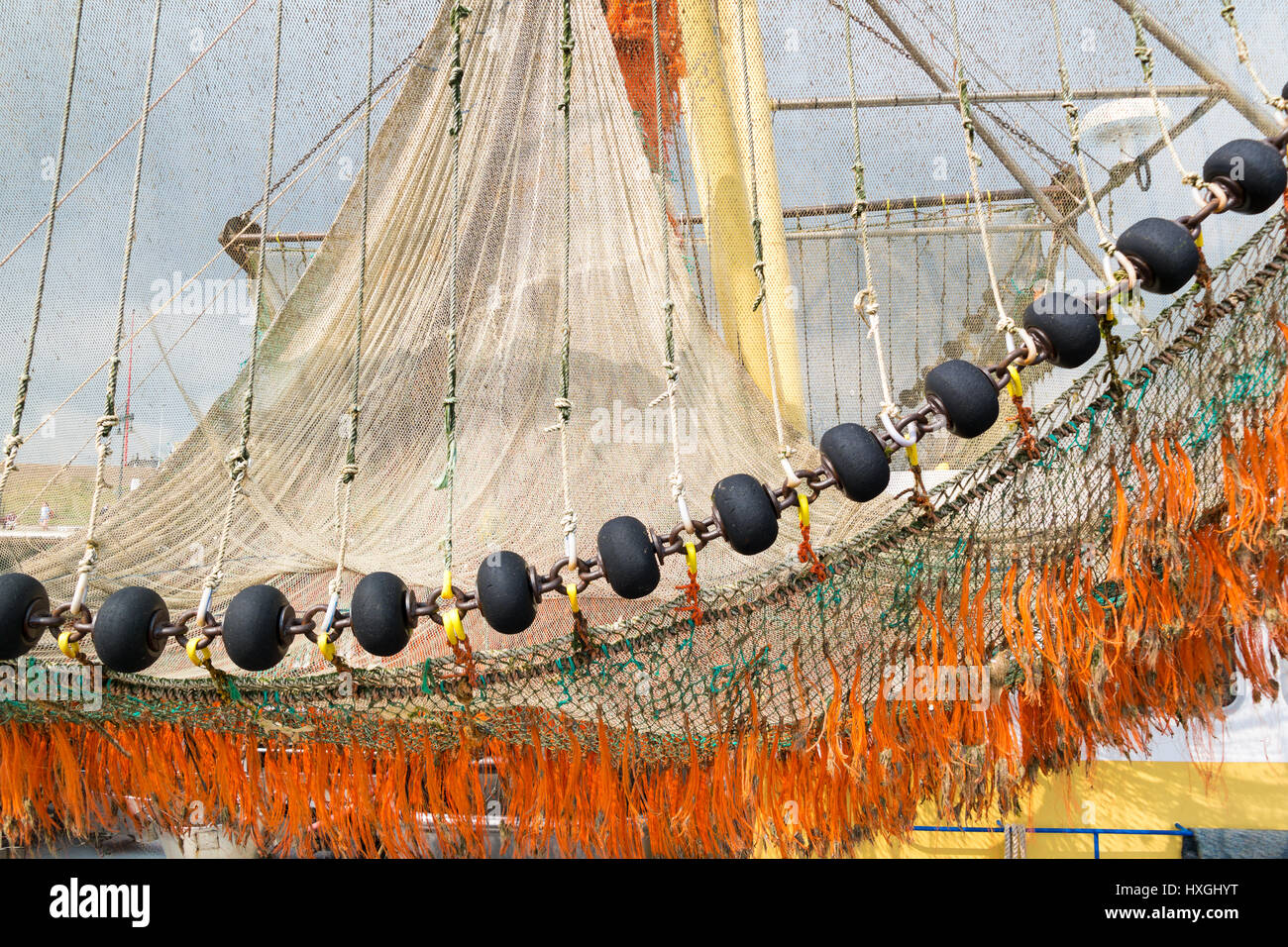 Boom mit Fischernetzen auf kommerzielle Boot Fischkutter im Hafen von Texel, Niederlande Stockfoto