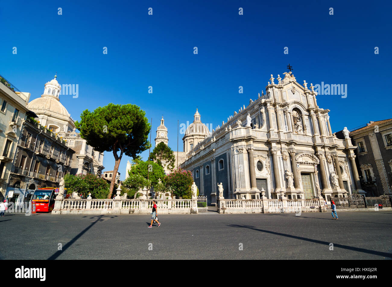 Piazza Duomo oder Domplatz mit der Kathedrale von Santa Agatha - Catania Duomo in Catania, Sizilien, Italien Stockfoto