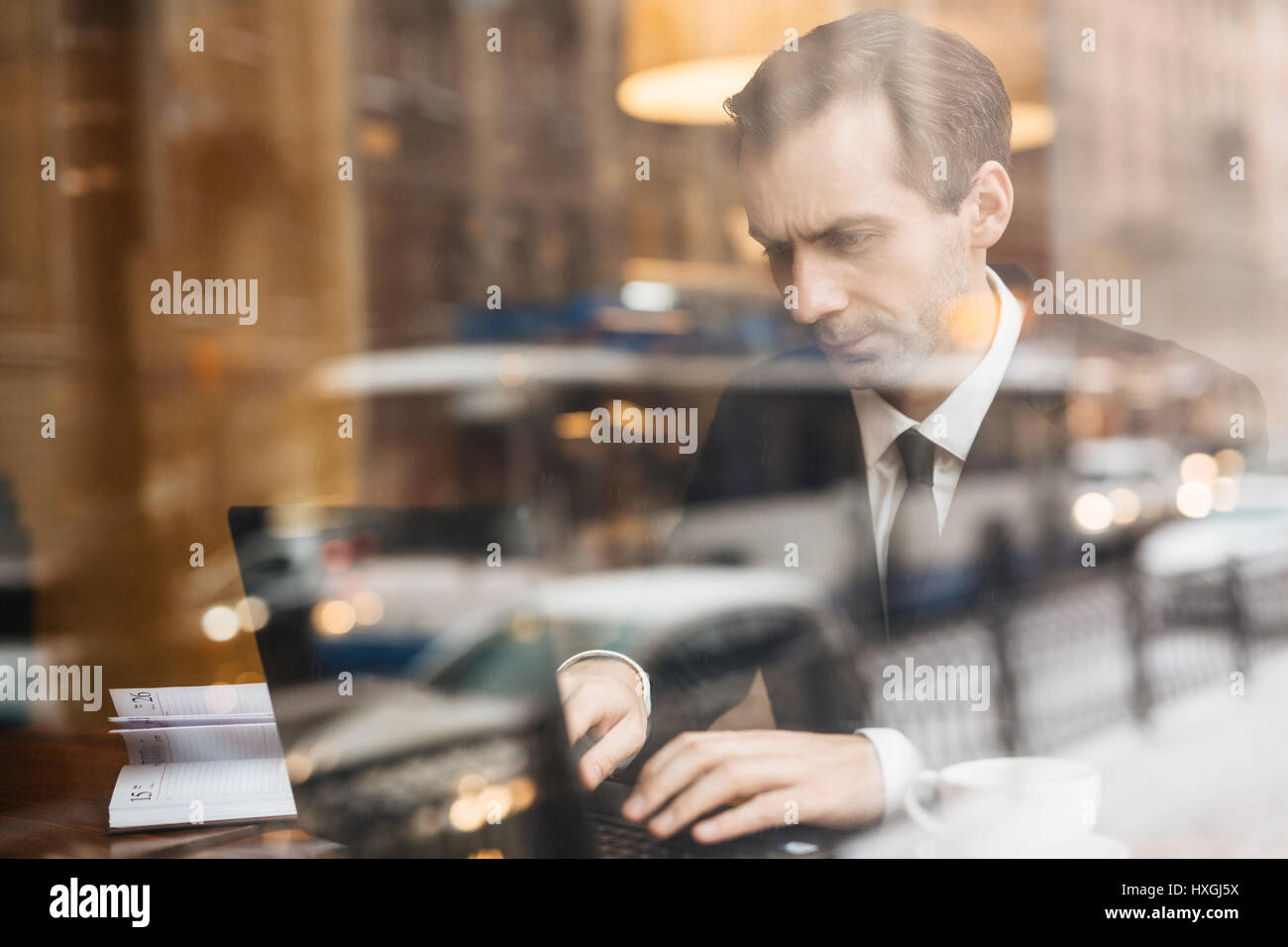 Ernsthafte Verkäufer konzentriert sich auf die Vernetzung Stockfoto