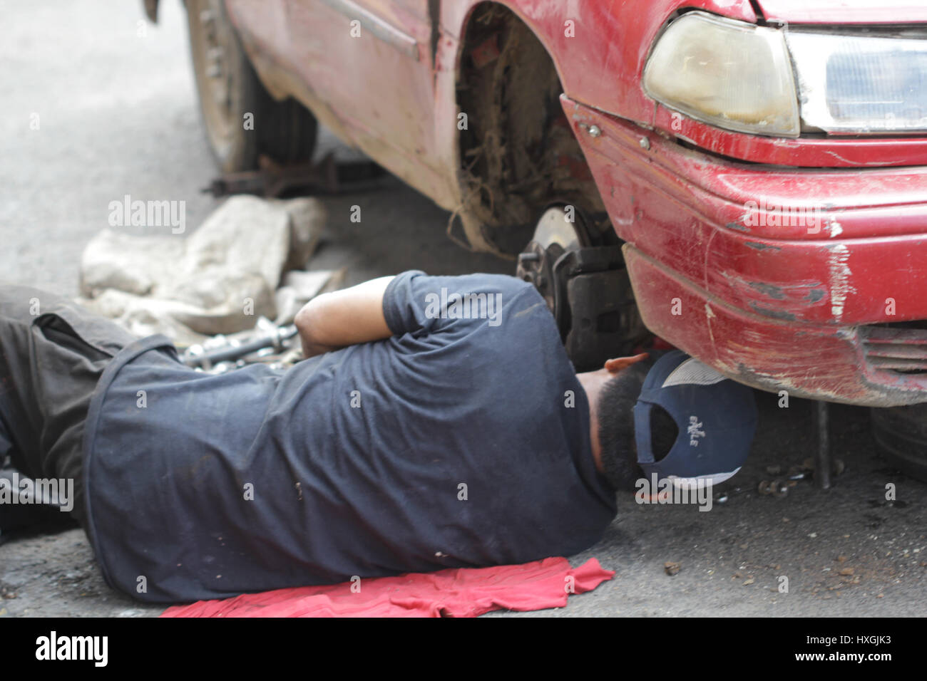 Reparatur eines Autos in Midle Straße in Grnada nicaragua Stockfoto