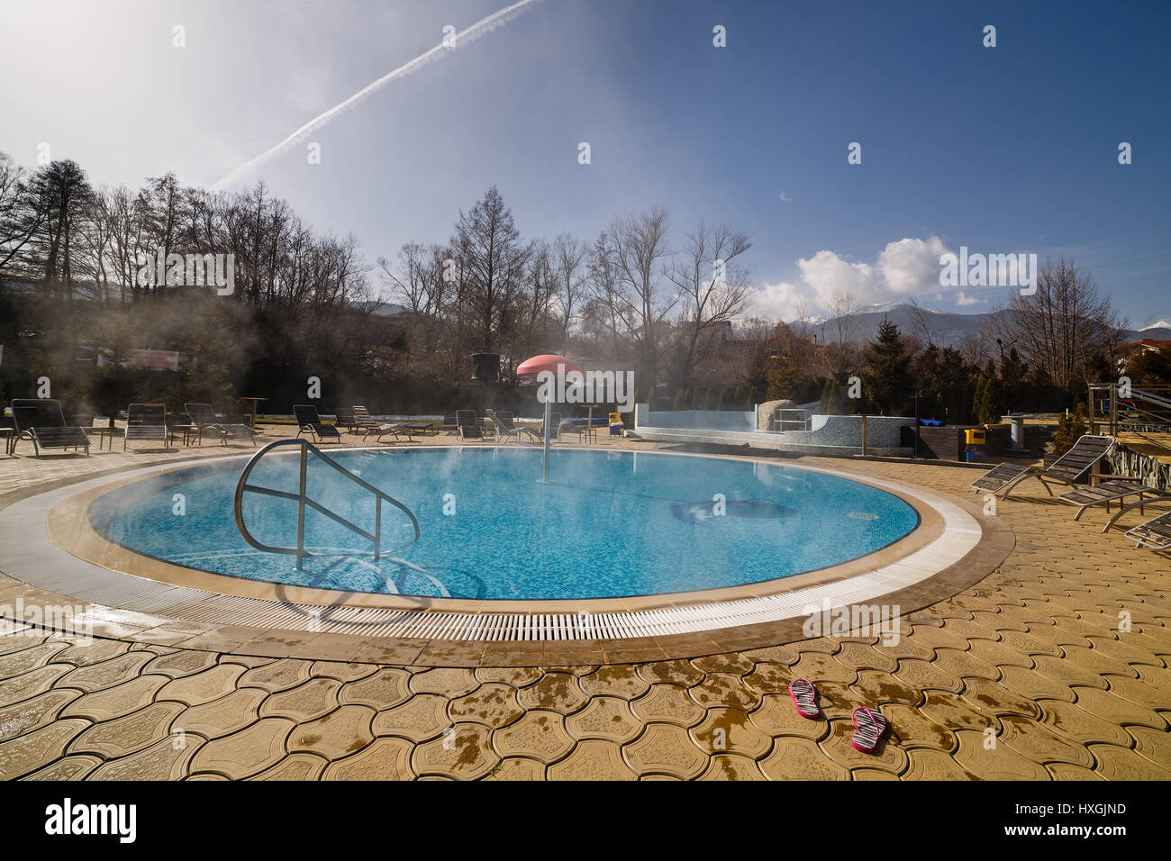 Pool mit warmem Wasser im Spa Zentrum unter freiem Himmel Stockfoto