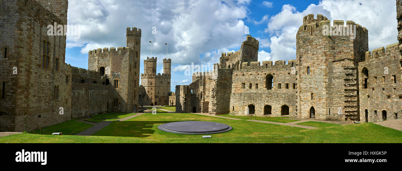 Caernarfon oder Carnarvon Castle erbaute 1283 von König Edward i. von England, Gwynedd, Nord-West-Wales Stockfoto