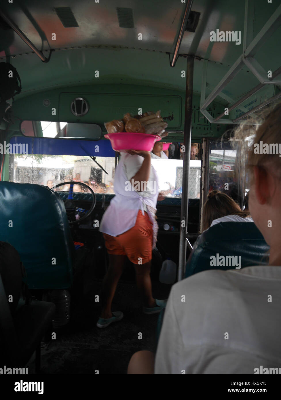 Lokale Leute im Busbahnhof von Granada verkaufen Lebensmittel in den öffentlichen Verkehrsmitteln an Touristen. Huhn-Bus, Reisen mit einheimischen Stockfoto