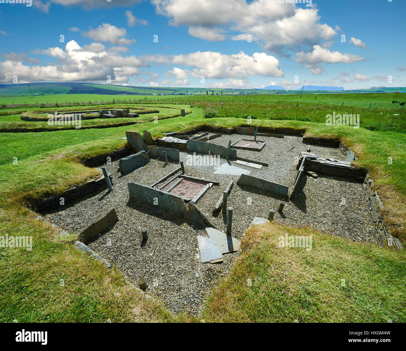 Die eingelassenen Kasten Betten und Harth eines der 8 Häuser der Siedlung aus der Jungsteinzeit Barnhouse Ausgrabungsstätte, ca. 3000 v. Chr., Loch Harray Orkn Stockfoto
