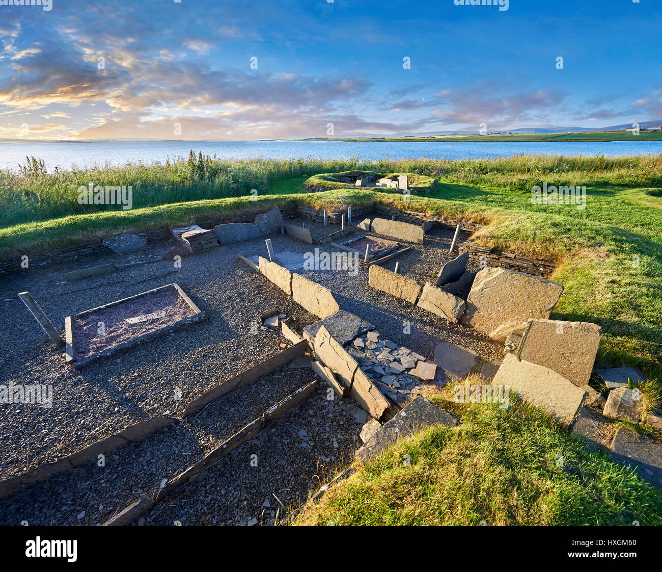 Die eingelassenen Kasten Betten und Harth eines der 8 Häuser der Siedlung aus der Jungsteinzeit Barnhouse Ausgrabungsstätte, ca. 3000 v. Chr., Loch Harray Orkn Stockfoto