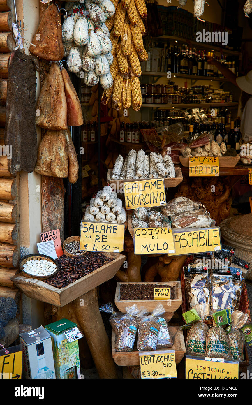 Traditionelle Norcineria Shop Verkauf von Norcia Salamis, Norcia, Umbrien, Italien Stockfoto