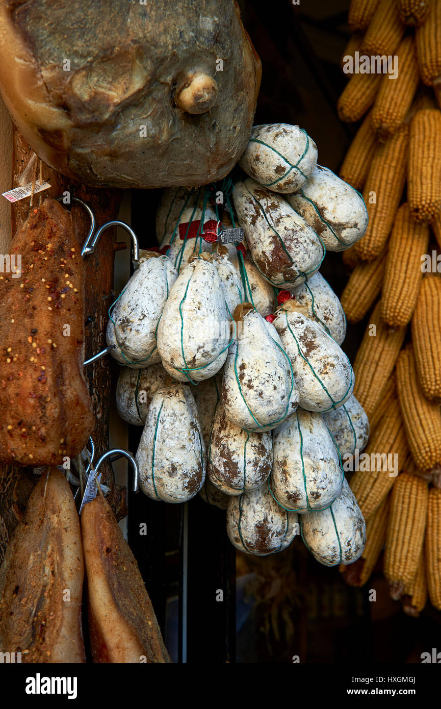 Traditionelle Norcineria Shop Verkauf von Norcia Salamis, Norcia, Umbrien, Italien Stockfoto