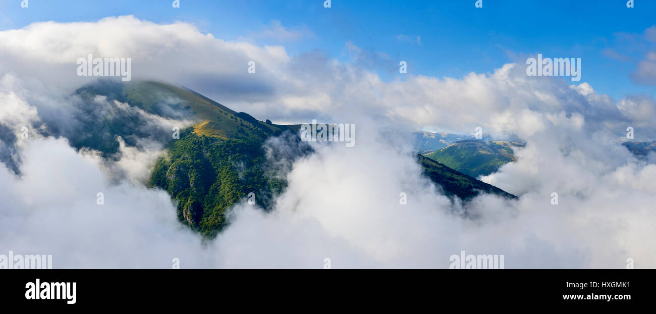 Das Val di Norcia durch niedrige Wolken, Umbrien, Italien Stockfoto
