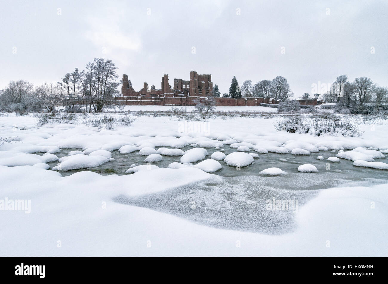 Schloss Kenilworth äußeren im Schnee im Winter, Warwickshire, Großbritannien Stockfoto