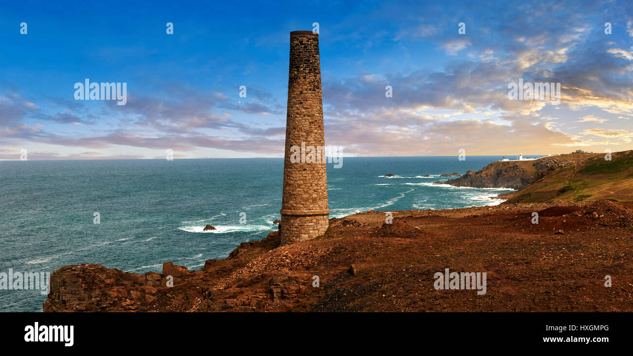 Zerstörten Schornstein eine Cornish Zinnmine, Cornwall Stockfoto