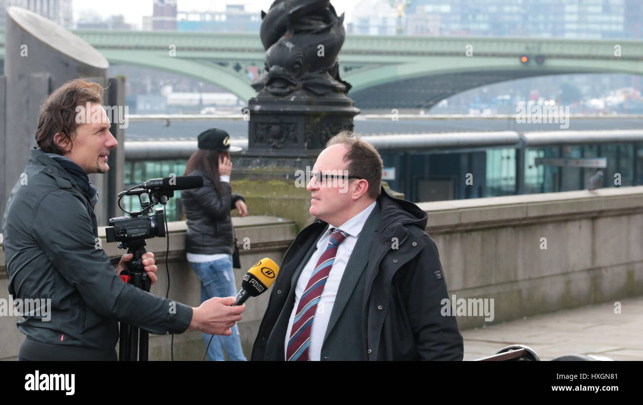 verschiedenen Reportern und Kamera-Besatzungen außerhalb new Scotland Yard Berichterstattung Stockfoto
