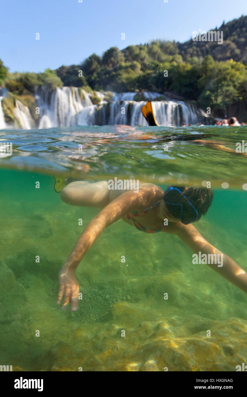 Tauchen unter dem Wasserfall des Flusses Krka Stockfoto