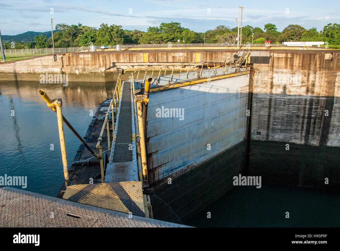 Panamakanal - Gatun Schleusen an einem bewölkten Sommertag Stockfoto