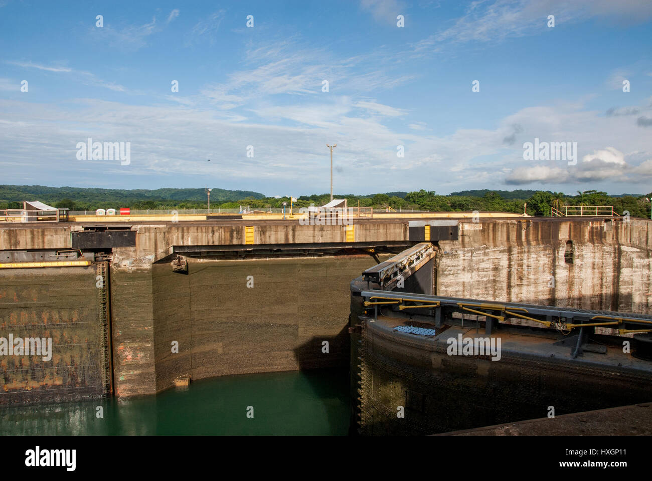 Panamakanal - Gatun Schleusen an einem bewölkten Sommertag Stockfoto