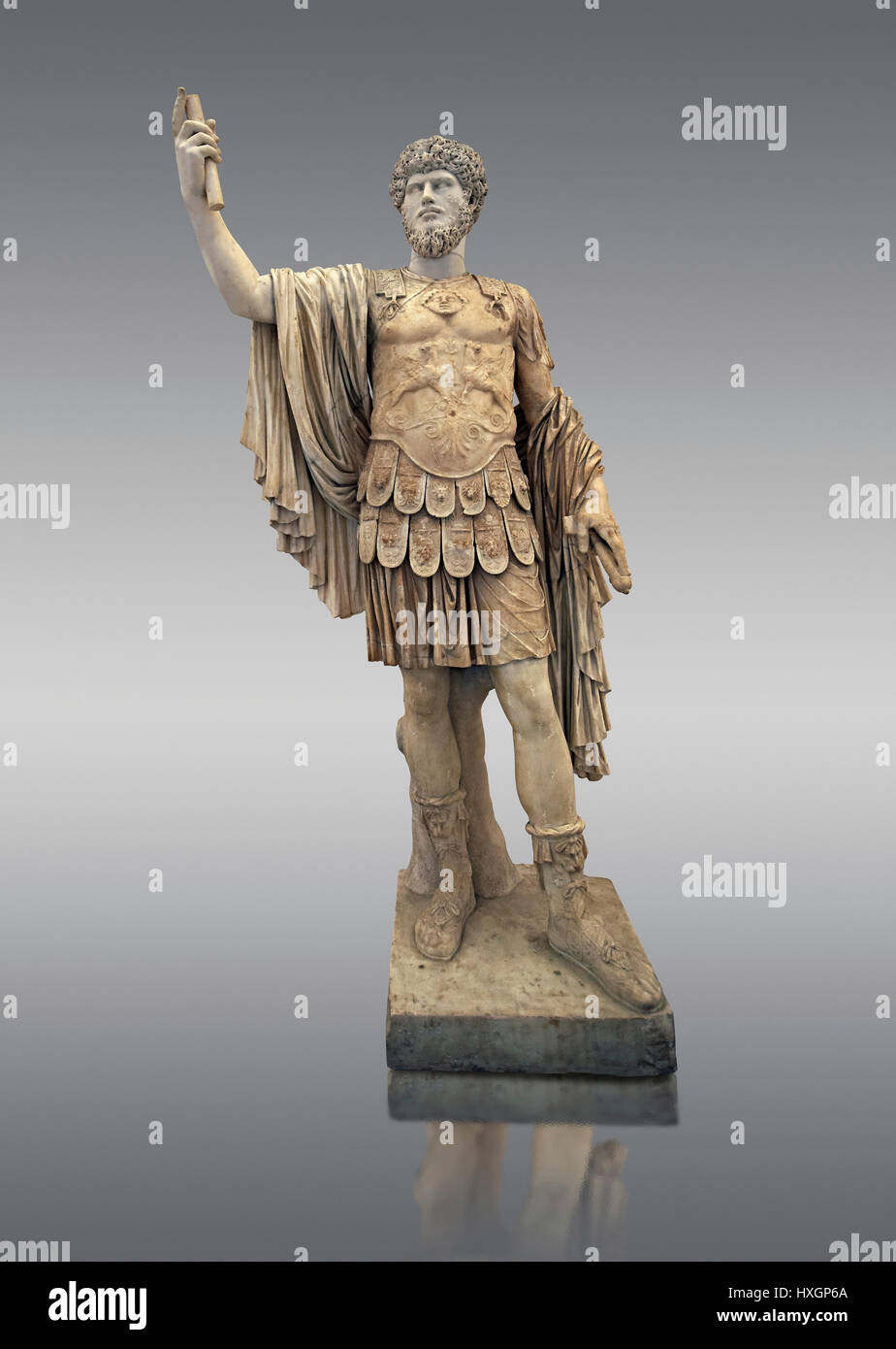 Römische Marmor Skulptur mit einem unabhängigen Kopf des Lucius Verus, Körper 50-75 n. Chr. Kopf 160-169 AD, Inv 6081, Archäologisches Museum, Italien, grauem Hintergrund, Stockfoto