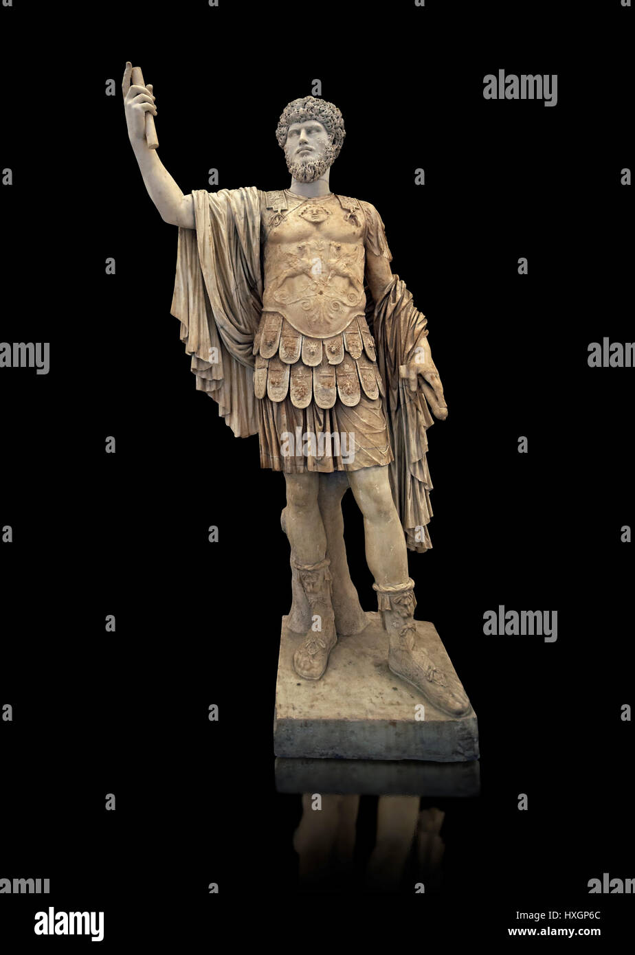 Römischen Marmorskulptur mit einem unabhängigen Kopf des Lucius Verus, Körper 50-75 n. Chr. Kopf 160-169 AD, Inv 6081, Archäologisches Museum, Italien, schwarzer Hintergrund Stockfoto