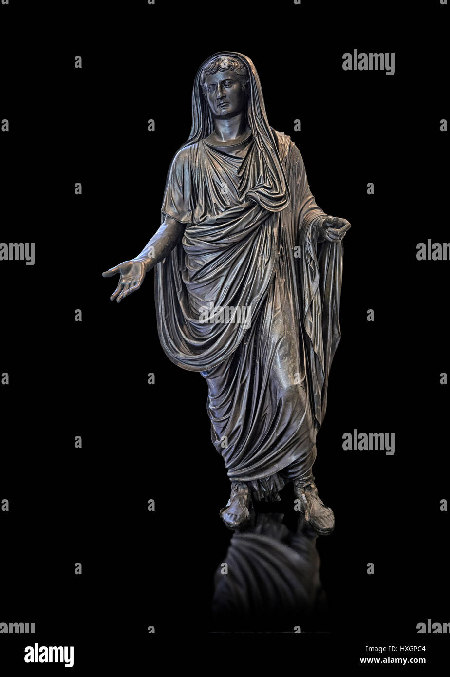 Römische Bronze Staue von Augustus Caesar als Pontifex Maximus, späten ersten Jahrhundert v. Chr., Archäologisches Nationalmuseum Neapel, schwarzer Hintergrund Stockfoto
