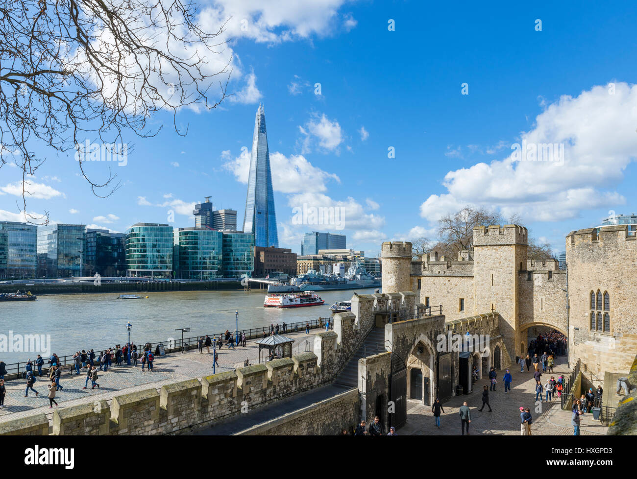 Tower of London. Blick über den Fluss Themse vom Tower of London mit Blick auf The Shard, London, England, UK Stockfoto